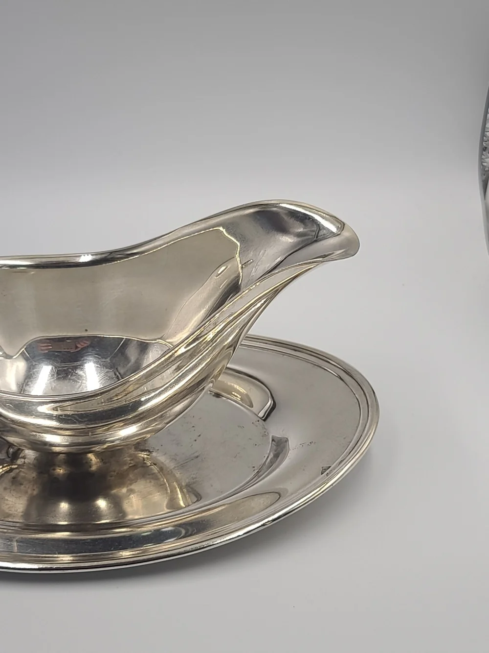 Classic Silver-Tone Gravy Boat with Underplate - Elegant Serving Sauce Server